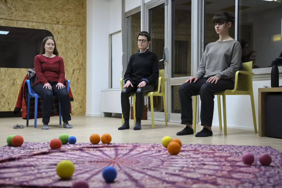 Personnes assises sur des chaises en cercle