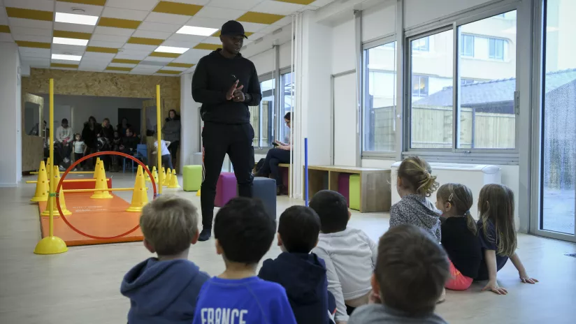 Educateur qui parle avec des enfants